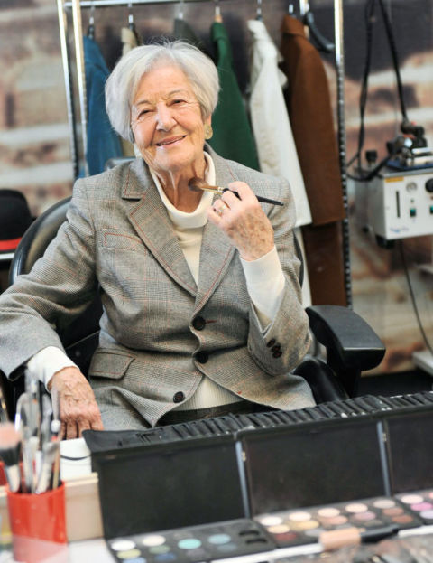 
-¿Había más solidaridad que ahora?-Había más comunicación, pero ahora también hay solidaridad. El otro día Vicky Peña me vio apurada y me cogió el bolso para que no me pesara. Yo admiro mucho a la gente joven porque canta, baila e interpreta a la perfección.

-¿Los años te hacen más quisquillosa?-No es mi caso, porque jamás me han dado un camerino que no me perteneciera, aunque a veces, como cuando trabajé en “El Pisito”, me correspondía uno que estaba en el piso de arriba y Pepe Viyuela&nbsp; me cedió el suyo para que no subiera y bajara escaleras. En esta profesión hay muy buena gente, sólo hay que conocerla.

-¿De vanidad cómo anda su profesión?-La hay, pero es normal, porque se trabaja con todos los elementos para gustar y triunfar. Es mejor que no se note, pero sin vanidad no haríamos lo que hacemos. Es&nbsp; importante que tú disfrutes con lo que haces para que el público lo disfrute también.
