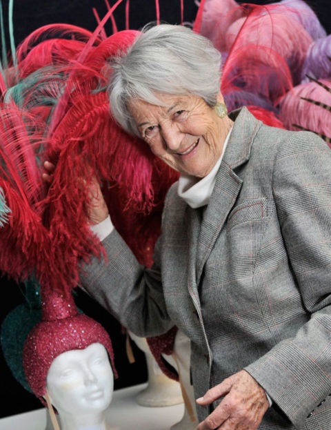 
-¿Qué le atrajo de Paco?-Una vez lo soñé: soñé que me daba un beso y cuando lo vi me dio vergüenza. En esa época yo llevaba carabina porque no me dejaban salir sola.

-¿Qué época recuerda como la más bonita?-De viejos. Siempre pensaba que quería envejecer a su lado, las parejas de viejecitos me daban envidia. Estar junto a la persona que quieres es maravilloso.

-¿Los años aplacan a las fieras?-Sí, a Paco lo tenía ahí, junto a mí, sentado a mi lado. Nos fuimos a vivir a la sierra y cuando yo bajaba a Madrid me decía: “Cuánto has tardado”. Y yo pensaba: “Con lo que te he esperado yo a ti”.
