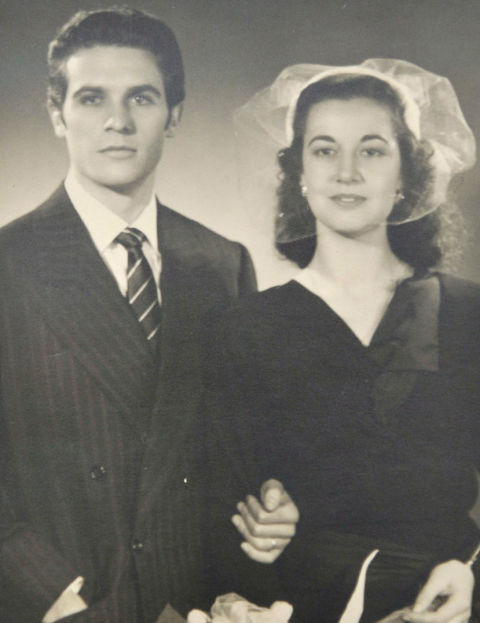 "Ésta me trae recuerdos inolvidables. Está tomada el día de nuestra boda, el 2 de enero de 1951 en Barcelona. Nos casó un cura de Burgos, un hombre encantador. Nos casamos por la Iglesia y el juzgado. Entonces se iba a la Iglesia para que firmásemos todos los documentos", nos cuenta la actriz.
