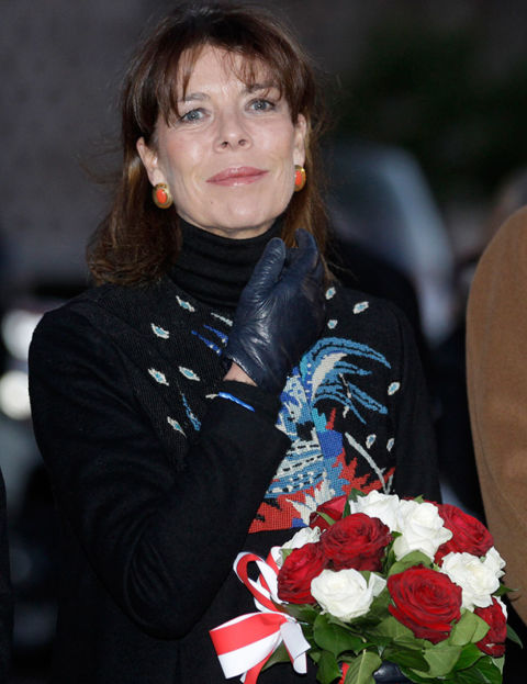 Los monegacos regalaron a Carolina y su hijo un baile tradicional y luego hicieron entrega a la princesa un ramo de rosas rojas y blancas, los colores del Principado, que ella portó en las manos durante todo el acto.
