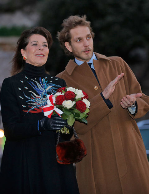 Con una gran sonrisa y acompañada de Andrea Casiraghi, al que hacía tiempo que no se veía en un acto oficial y que lucía barba, Carolina de Mónaco regresó a su niñez al inaugurar la época más feliz del año en su país.
