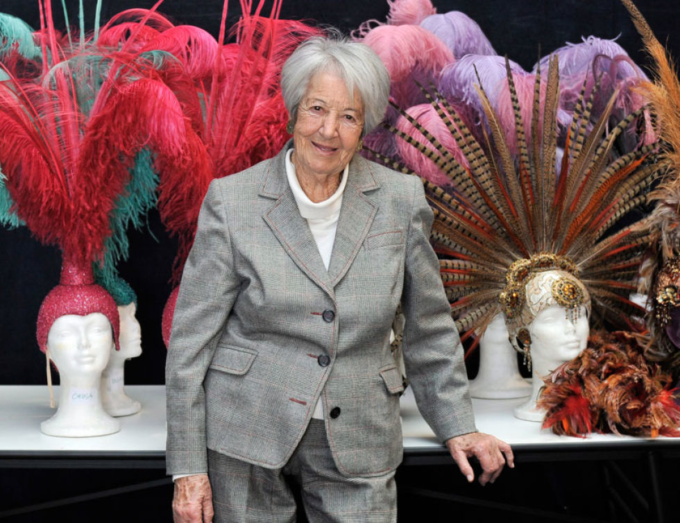 
-¿Qué piensa cuando oye hablar de conciliación familiar?-Nada. Muy pronto fui consciente de que era más necesaria en mi casa que trabajando. Tenía mis dos hijos y los quería criar. Además, Paco me rodeó de gente que me ayudaba, luego tenía a su familia, que nos echaba una mano. Me gratificó mucho poder educar y criar a mis hijos.

-¿No se ha arrepentido de haber aparcado su carrera profesional?-No, porque Paco tenía la misma profesión y teníamos los mismos amigos, leíamos los guiones juntos, comentábamos. Cuando Paco triunfaba disfrutaba como si fuera yo la que estuviese en el escenario.

-¿Qué pensaría si la viera haciendo de vedette?-Se moriría de risa, porque cuando íbamos a ver alguna revista, siempre miraba a las vedettes y yo me ponía rabiosa, aunque trataba de disimularlo, y ahora soy yo la que estoy en la pasarela, mira por dónde.

-¿Quién conquistó a quién?-Fue mutuo. Estuvimos mucho tiempo siendo compañeros. Él decía que siempre le había gustado, pero yo no lo había notado. Éramos veinteañeros, yo no he sido nunca coqueta, aunque Paco decía que lo era inconscientemente.
