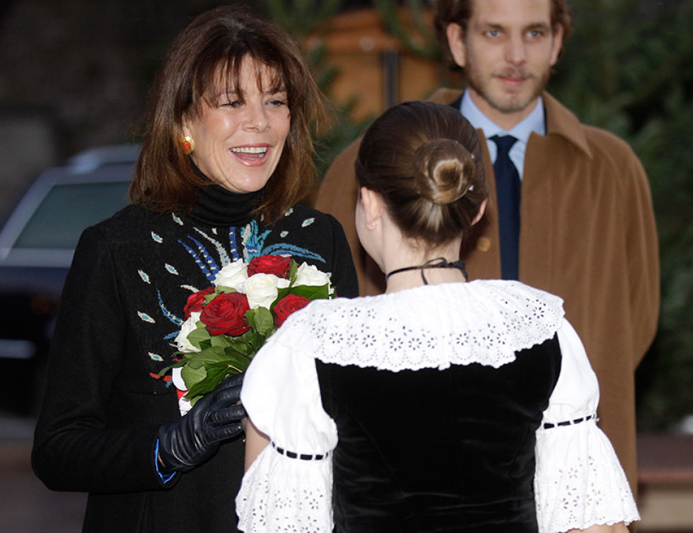 Carolina de Mónaco y su primogénito, Andrea Casiraghi, tomaron el relevo a Alberto y Charlene para inaugurar este año el tradicional mercadillo navideño más famoso de la época que se instala en Montecarlo: el de Puerto de Hércules.
&nbsp;
