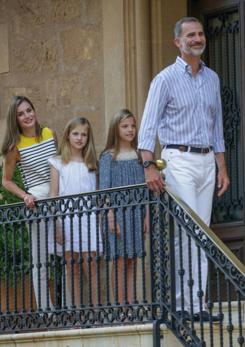 Uno a~no m'as, Sof'ia y Leonor han vuelto a posar con un coqueto vestido. Y mientras que Leonor apost'o por el azul, Sof'ia eligi'o el blanco para su look estival.