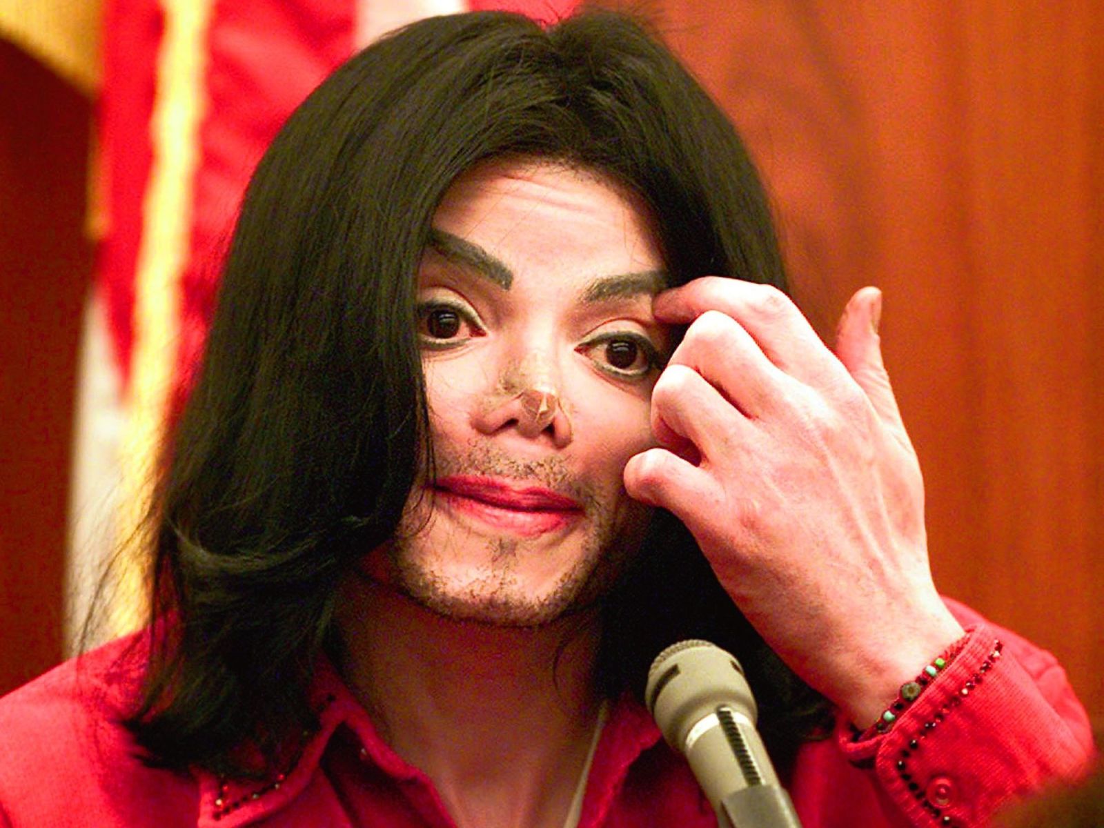 Un vídeo descubre un armario secreto de Michael Jackson con material  pornográfico